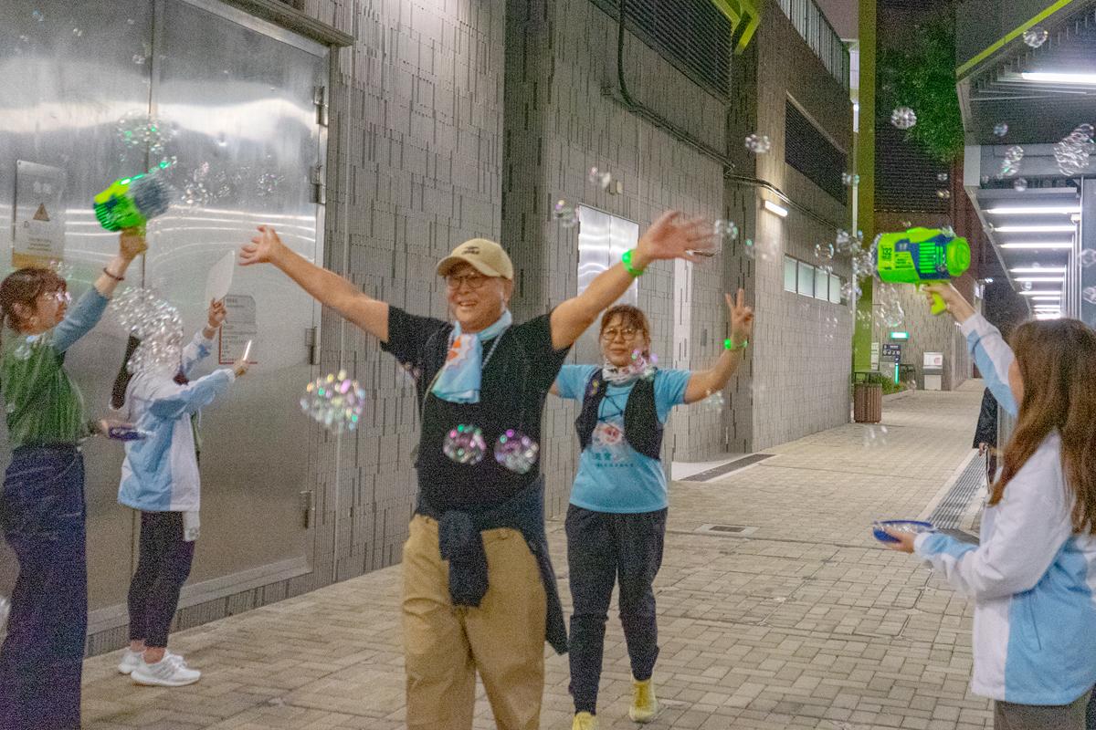 護老者組成「照」跑會於晚上跑步活動