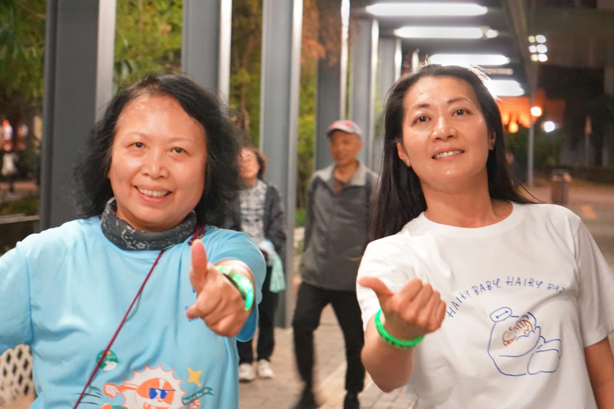 護老者于羡梅(左)鼓勵其他同路人多關心自己,適時尋求支援。