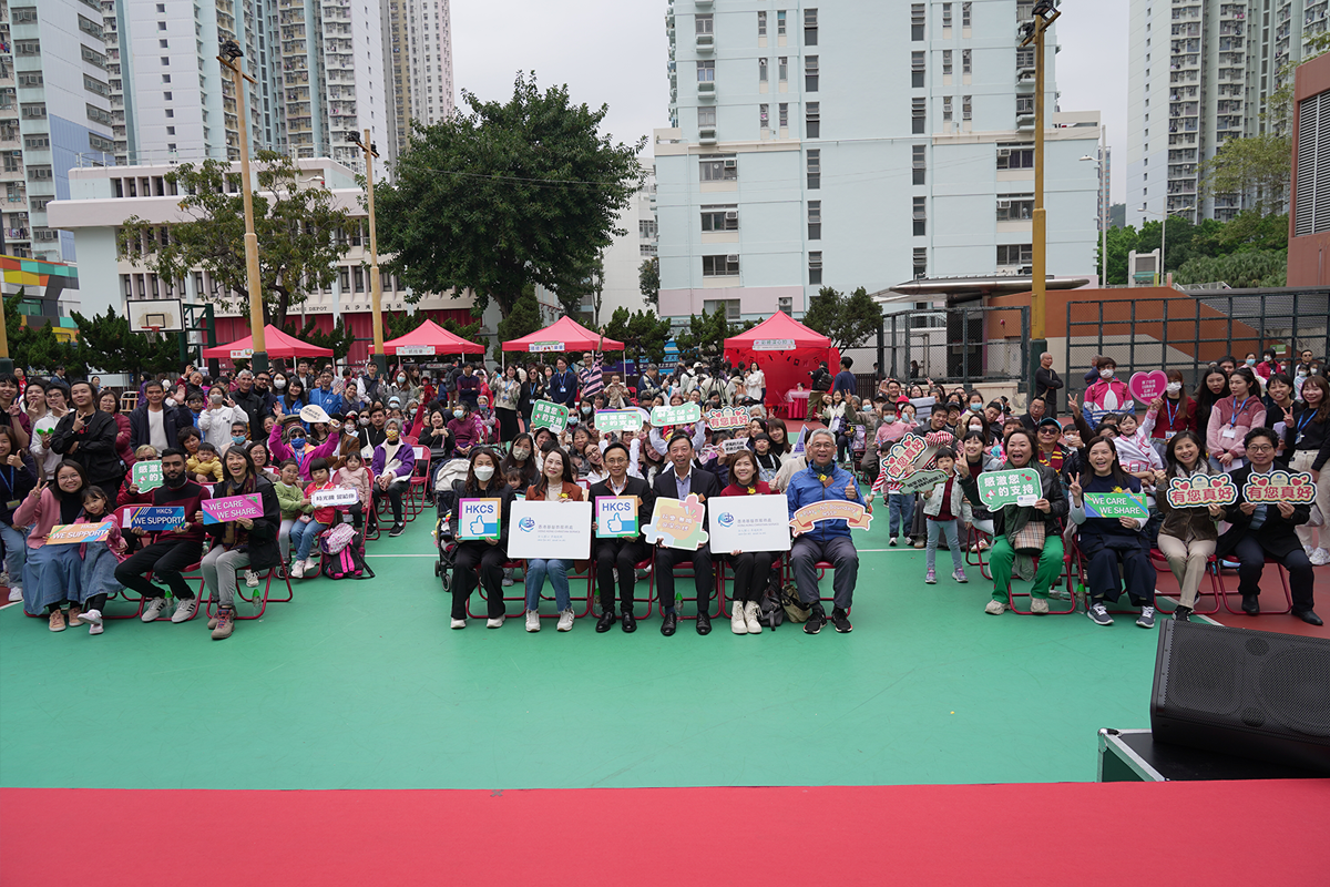  主禮嘉賓、本處代表及同工與活動參與者拍照留念。