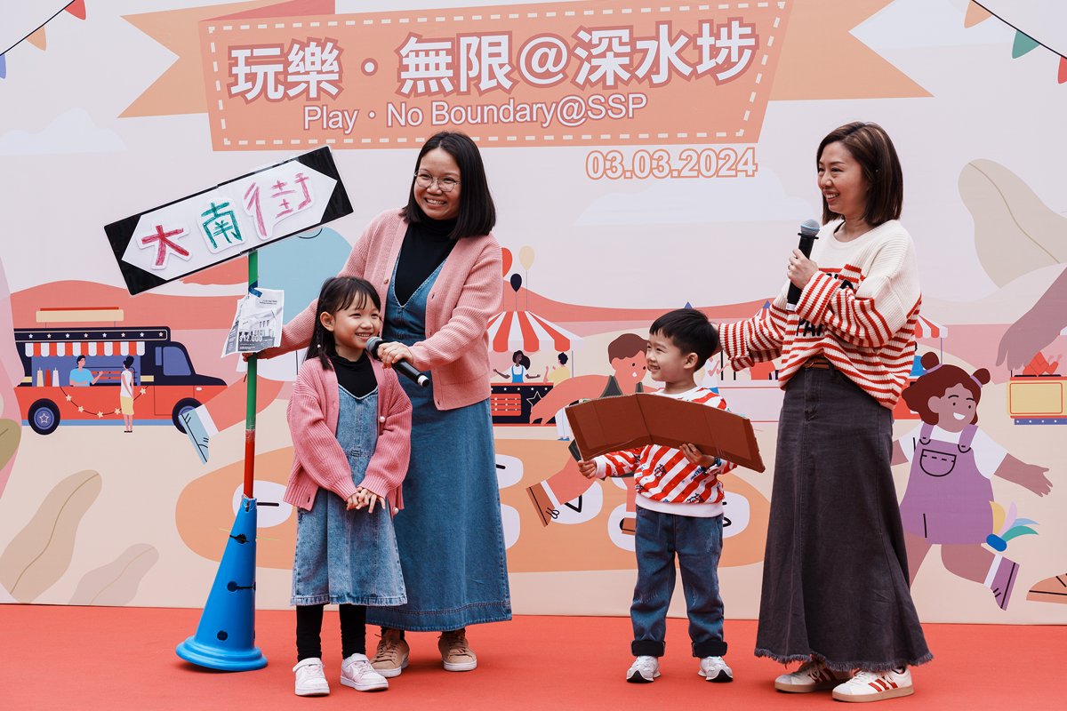  幼兒與家長表演短劇