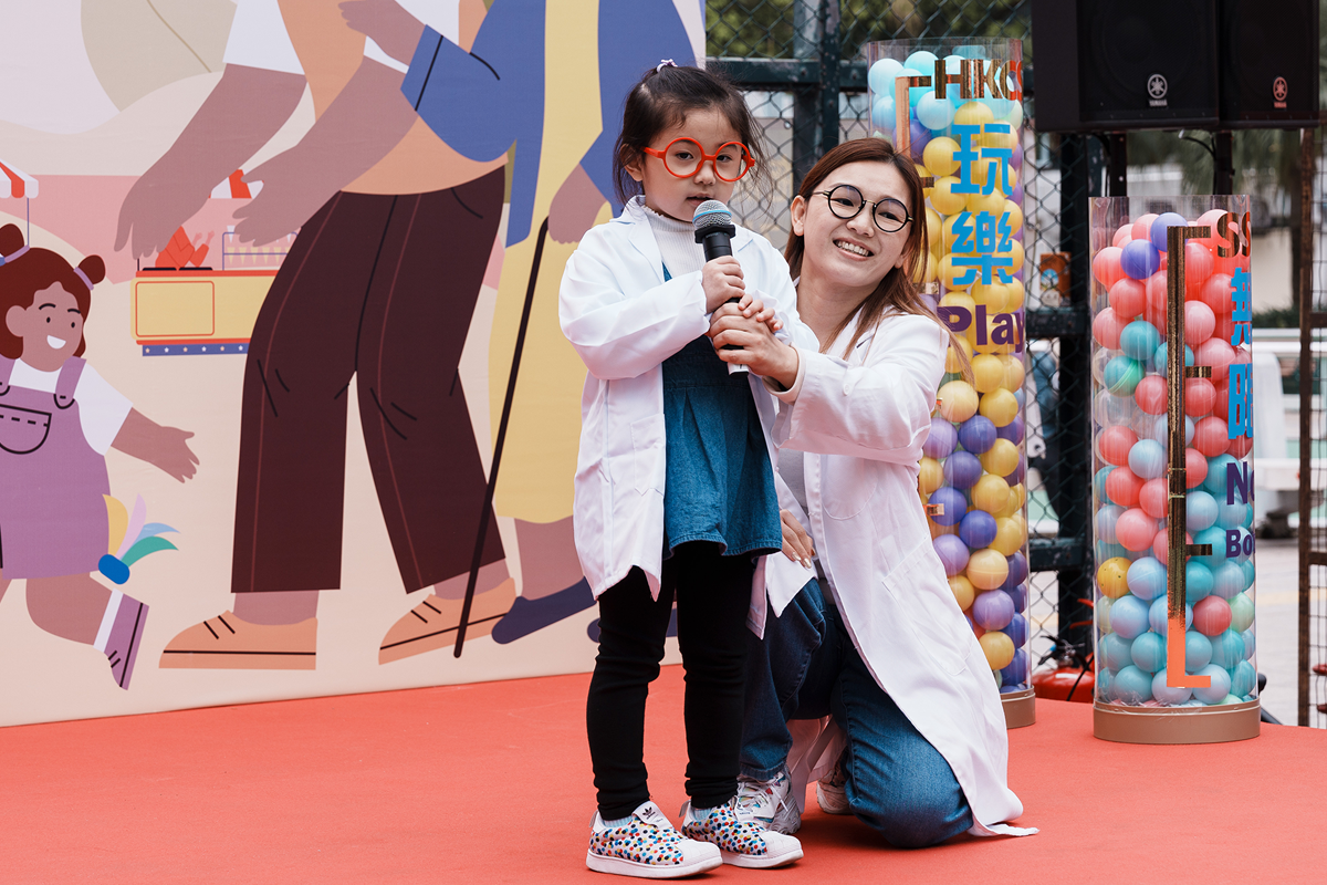  幼兒與家長表演短劇